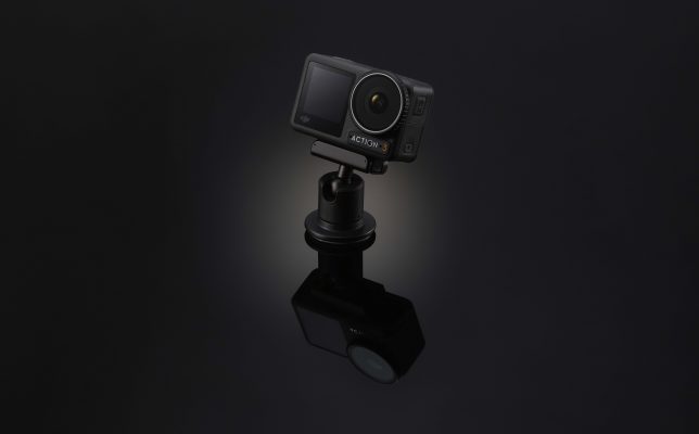 Màn hình trước, sau và nắp che ống kính đều được cấu tạo bằng kính cường lực