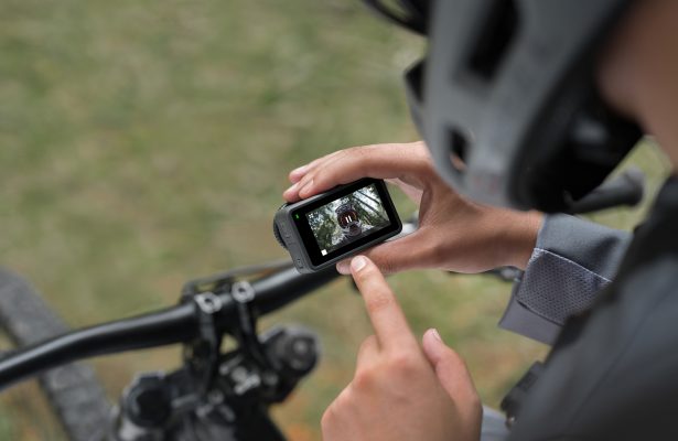 Action Omso hỗ trợ cảm ứng cả màn hình trước và sau